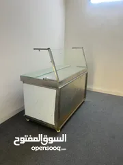  1 طاولة عرض للبيع لم تستخدم بعد