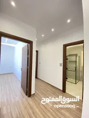  25 شقة مميزة اخير مع روف في اجمل مناطق قرية النخيل اجمل تشطيب واطلالة رائعة 240 داخلي و 90 تراس خارجي