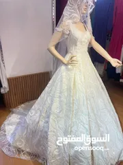  1 فستان زفاف بتفصيل مميزه