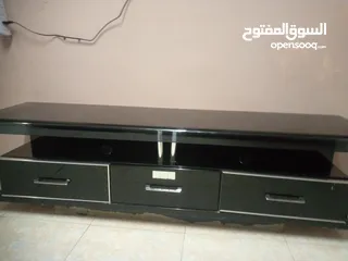  4 طاوله شاشه للبيع  طاوله شاشه لامع الحاله جيده شبه جديده للبيع