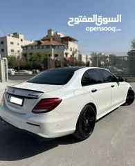  2 Mercedes Benz: E200