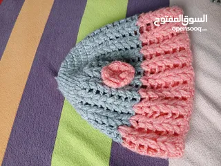  19 طقم كروشيه فاخر شغل يدوي 4 قطع: طاقية، جكيت قصير، فستان، كلكول.  لون سكني وزهري.