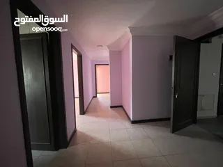  7 مكاتب مميزة جدا للايجار في موقع استراتيجي معروف على شارع رئيسي وحيوي