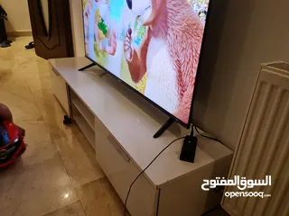  1 طاولة تلفاز لون ابيض بحالة ممتازه