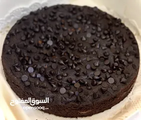  2 كيكة الكوكيز المحشية بحشوة الشوكلاتة بحجم 22سم تكفي ل6-8 اشخاص