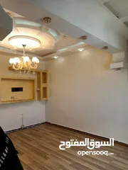  6  شقه للبيع بالدور الاول في شارع المسيره الكبري أمام مسجد أبو منجل متفر