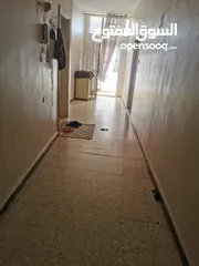  4 شقة للبيع في منطقة الغويرية صيدلية فريج مساحة وتهوية ممتازة ومنطقة مخدمة بسعر مغري