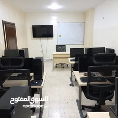  6 قاعات تدريب وتدريس ومختبر كمبيوتر للإيجار في موقع مميز في شارع الجامعة الاردنية