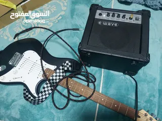  6 جيتار الكتريك كورت اسود مع امبلفاير و ستراب استخدام اقل من سنة بحالة وكالة