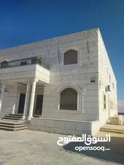  3 فيلا ومزرعة 5 دونومات للبيع في الموقر