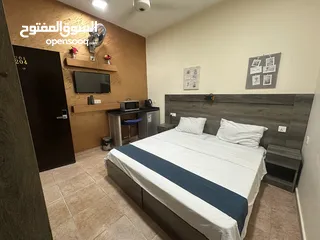  10 غرف وشقق فندقية نظيفة على البحر وبجانب السوق، موقع ممتاز، مطاعم، موقف عام، بلكونات، انترنت، مكيفات.