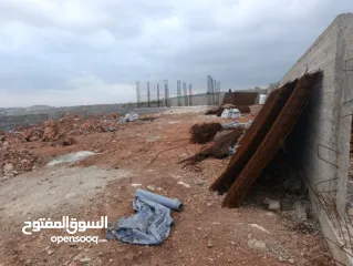  1 ارض للبناء مسورة ومبني فيها ارضية مع شمع