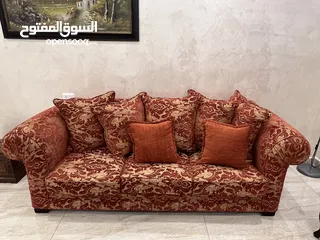 2 طقم كنب مستعمل للبيع مع هدية طاولة وسط و سجادة في الزرقاء