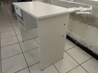  2 مكتب ابيض للأعمال المكتبية  White desk for office work