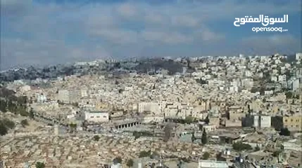  3 شقه مكتبية مكونه من طابقين كل طابق 50 م على شارع الحرس الرئيسي بجانب بنك فلسطين