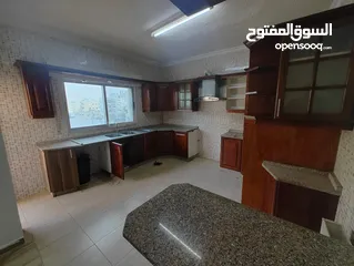  15 شقه اربع غرف نوم وصاله وصالون 214 متر + روف غرفه وصاله وحمام و مطبخ 60 متر مقابل اسواق الرشد