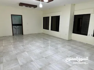  9 شقة طابقية طابق اول 3 غرف نوم 3 صالات 3 حمامات نظيفة جداً البناء 5 سنوات  الحي الشرقي قرب حديقة تونس