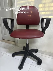  3 كراسي خشب وكرسي مكتب