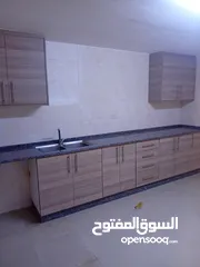  1 شقة للايجار مجددة بالكامل شبه ارضي مدخلين للعرسان