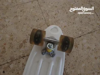  2 سكيت عجلات عضم للبيع لون ازرق في حالة الجديد