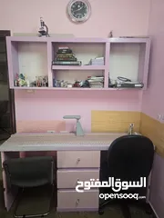 1 مكتب لشخصين مع ملحق اضافي فوق المكتب +كرسي مكتبي دوار قماش