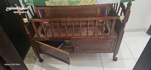  9 تخت اطفال مزدوج 2ب 1 وهدية فرشة لكل تخت +لحاف للتخت الكبير  تخت صغير هزاز وكبير قابل للفتح من الجانب