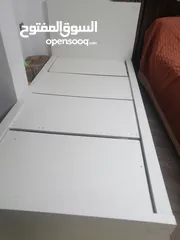  2 تخت من ايكيا لون ابيض  للبيع بسعر مغري
