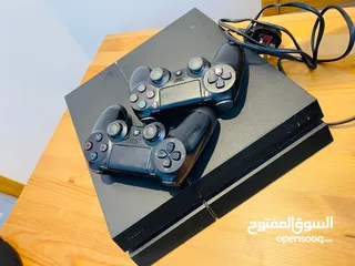  2 PS4  مع ايدتين كامل اغراضها