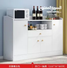  3 خزانة عملية مع مقابض خشبية بسيطة وأنيقة  تصميمها يجمع بين المساحات المغلقة والرفوف المفتوحة لسهولة