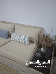  4 كنب زاوية أنيق مكوّن من 4 قطع بلون بيج راقٍ، تصميم مريح وعصري، خشب ثقيل وجودة عالية، بحالة ممتازة