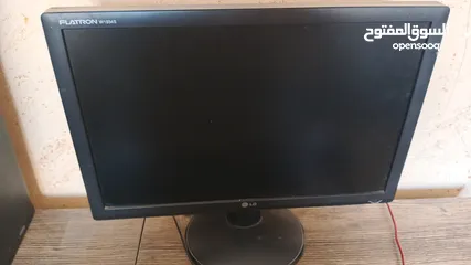  8 كمبيوتر قديم من نوع Dell Optiplex G 280 مع شاشة LG و ماوس و كيبورد كما هو ظاهر في الصور