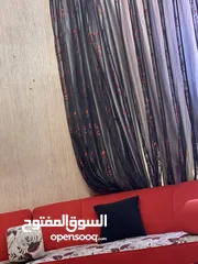  3 غرفة جلوس كبيره حمراء ويوجد معها كوشانات زياده ومساند تعتبر 18 مقعد ضهر باللون الاحمر والمقاعد معرقه