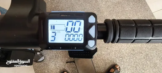  7 سكوتر يمشي لحد 20  km سرعته 2 بحالة ممتازة  يتحمل وزن لحد 70 كيلو  بسعر مغري 170 دينار فقط لا غير