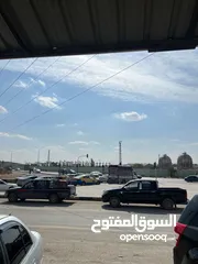 4 مخازن على شارع رئيسي مع هنجر كبير
