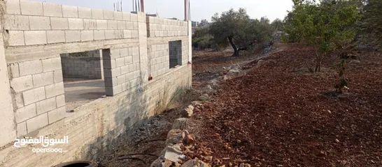  3 قطعة ارض عليها بيت عظم للبيع
