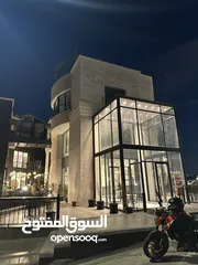  5 محلات تجارية للإيجار داخل مجمع تجاري في عبدون - خلف السفارة السعودية