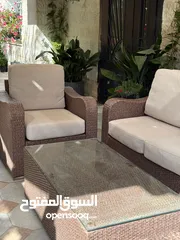  1 طقم بامبو للحدائق و طاولة مع كراسي بحالة ممتازة