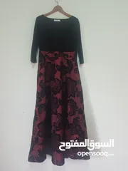  1 فستان اسود و خمري