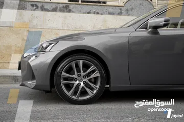  5 Lexus IS300H 2018 - للبيع