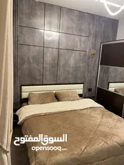  3 شقة صغيرة مفروشة للايجار مكونة من غرفتين نوم واحدة ماستر، غرفة اطفال ، صالة معيشة، مطبخ مجهز كامل