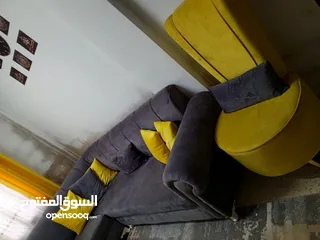  2 كنب اخو الجديد نظيف جدا عشرة مقاعد مع ثلاث طاولات