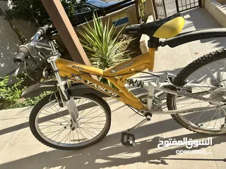  1 دراجة هوائية YASURI MTB 780 للبيع مع هدية ( حامل دراجة للسيارة)