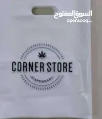  4 اكياس ورقية وكرتون مع شعار مغلافات وظروف ورقية