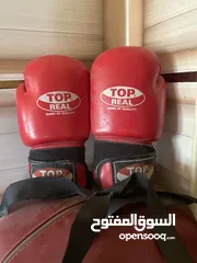  1 كيس ملاكمة تفصيل وزن ثقيل  مع قفازات بحالة الوكالة