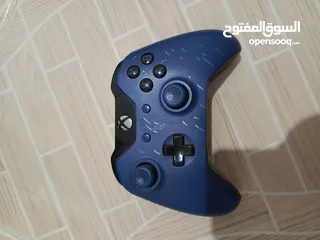  7 اكس بوكس ون مستعمل مع يدتين  ولعبتين (رد ديد،دراغون بول زد)  مع محولات (امريكي)
