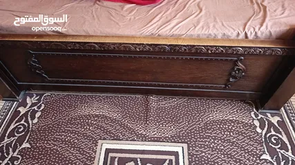  8 طاولة سفرة مع 5 كراسي وخشب ثقيل جدا الطاولة  وتخت ثقيل جدا الخشب  فقط من غير الفرشة وكوميدنا