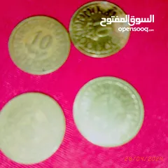  7 عملات نقدية قديمة تونسية وغير تونسية وساعة جيب ألمانية و مغارف سبولة مطبوعئن ومفتاح قديم