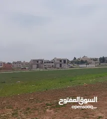  4 *جنوب عمان* 800 متر عن  شارع الميه عمان التنموي- رجم الشامي مساحات من 604 إلى 777 متر مربع.