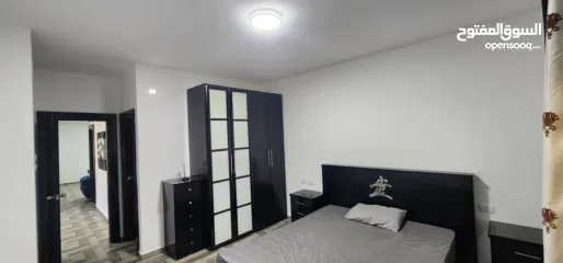  9 شقة وسط البلد قريبة من جميع الخدمات الشقة مكونة من غرفتين وصالون وحمامين ومطبخ وبرندة