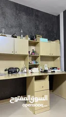  26 مكتب أثاث مكتبي خشبي مع جوارير وخزاين للمنزل لغرفه نوم او غرفة عمل حجم كبير واجهه كامله للبيع